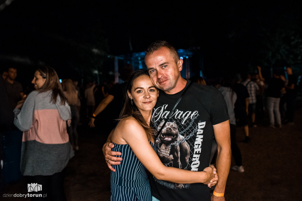 Tłumy na koncercie na plaży w Zalesiu