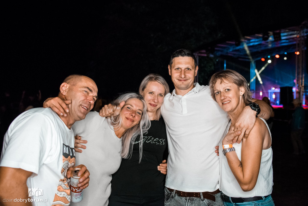 Tłumy na koncercie na plaży w Zalesiu