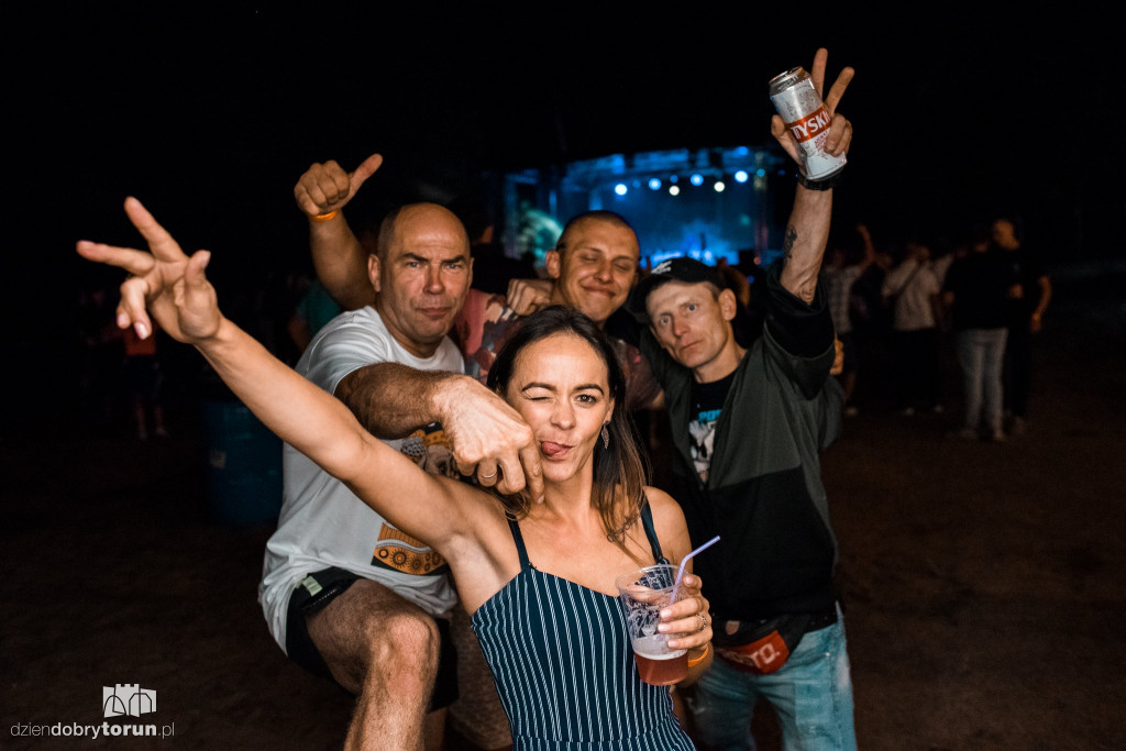 Tłumy na koncercie na plaży w Zalesiu