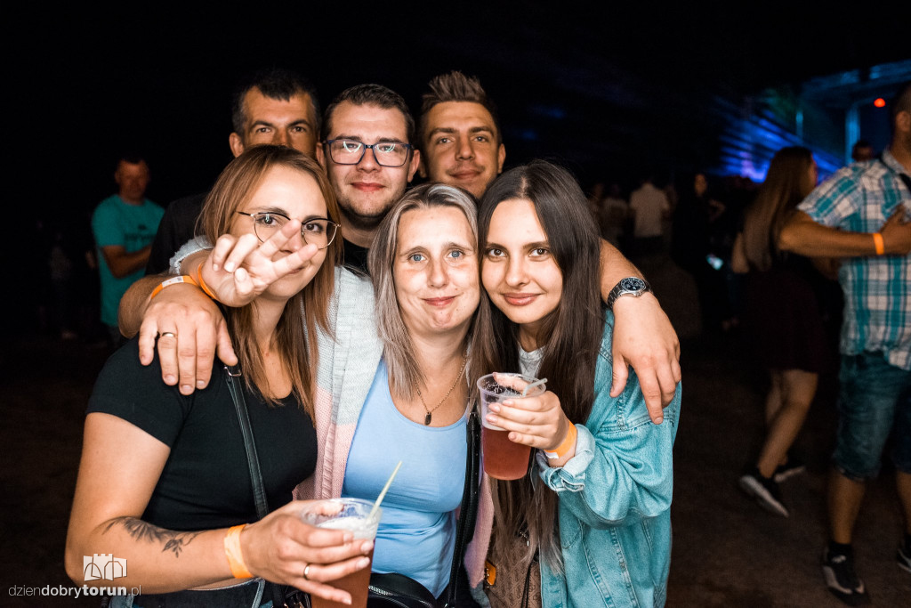 Tłumy na koncercie na plaży w Zalesiu