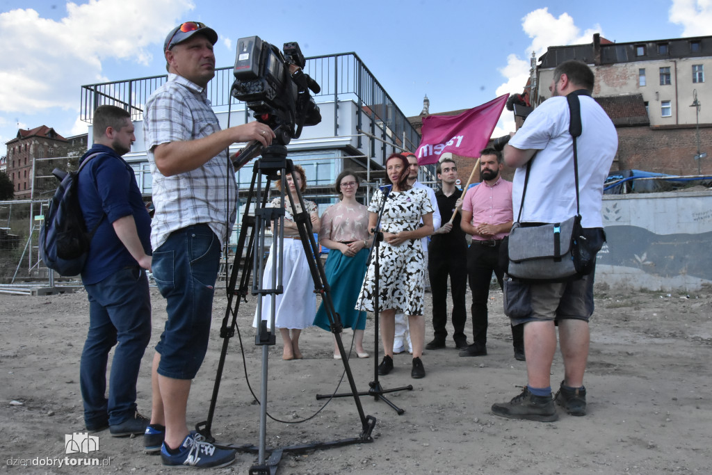 Konferencja partii Razem na bulwarach