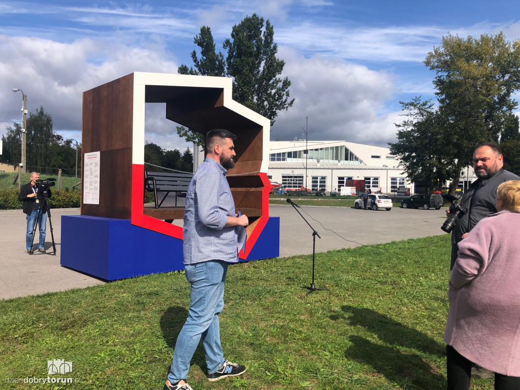 Konferencja radnych KO w sprawie ławeczki patriotycznej