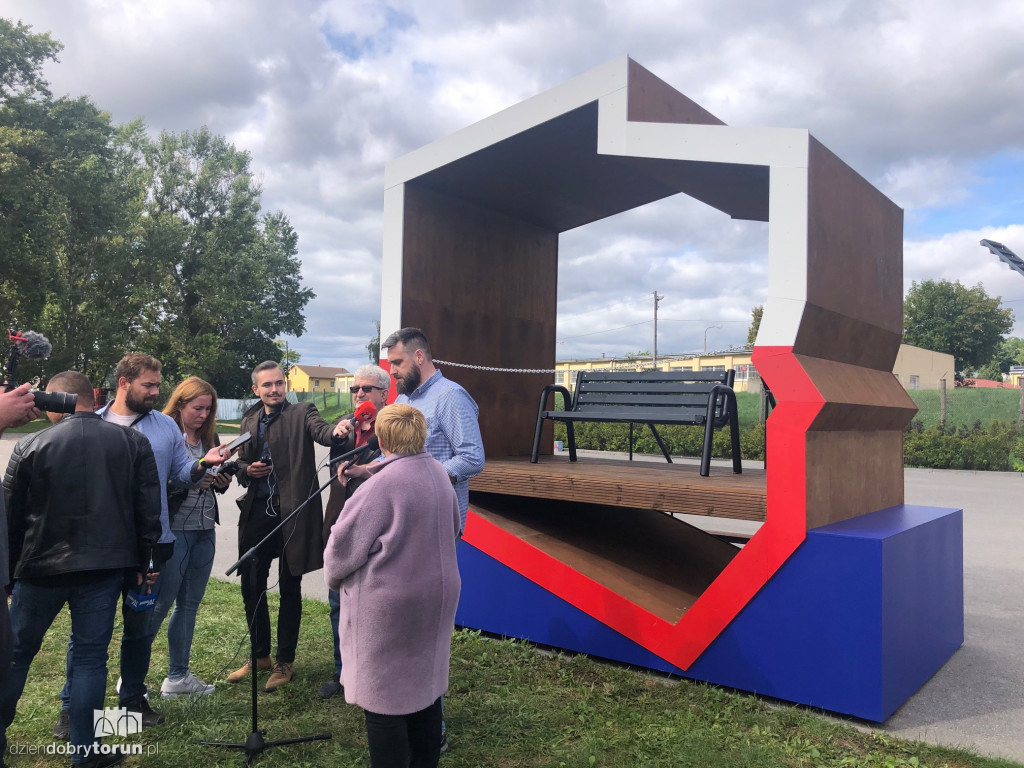 Konferencja radnych KO w sprawie ławeczki patriotycznej