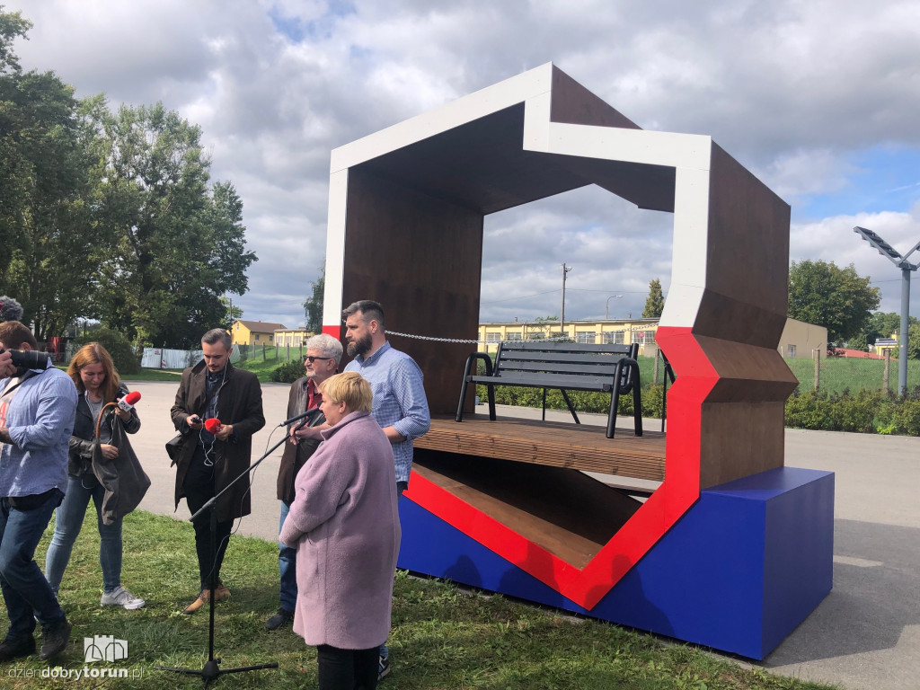 Konferencja radnych KO w sprawie ławeczki patriotycznej