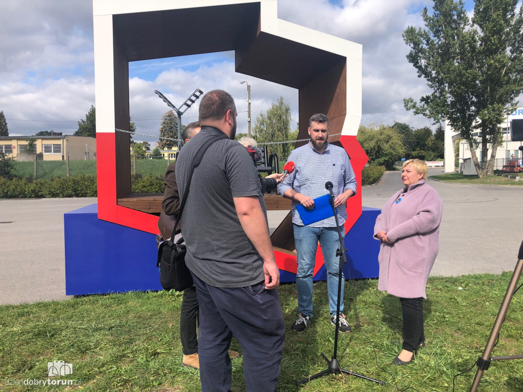 Konferencja radnych KO w sprawie ławeczki patriotycznej