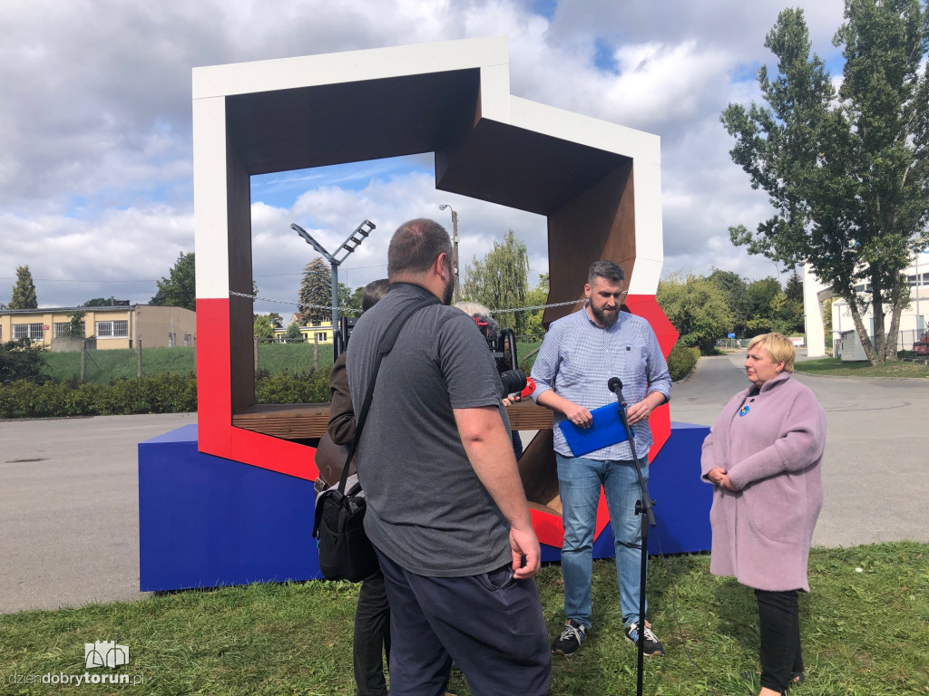 Konferencja radnych KO w sprawie ławeczki patriotycznej