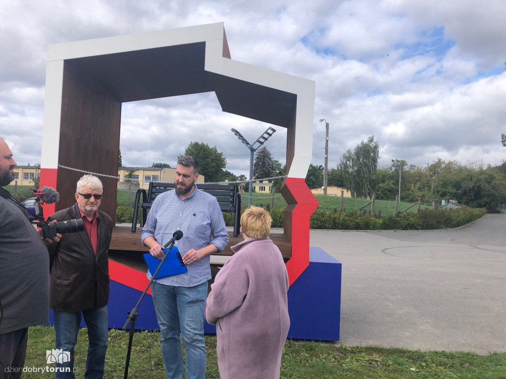 Konferencja radnych KO w sprawie ławeczki patriotycznej