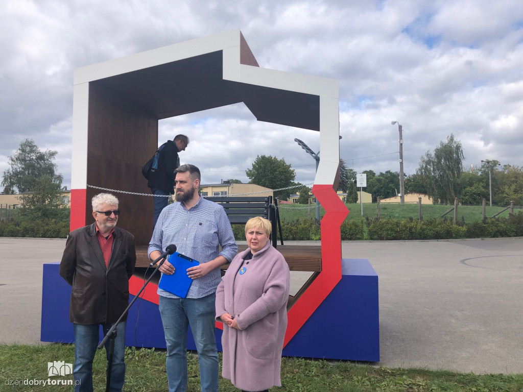 Konferencja radnych KO w sprawie ławeczki patriotycznej