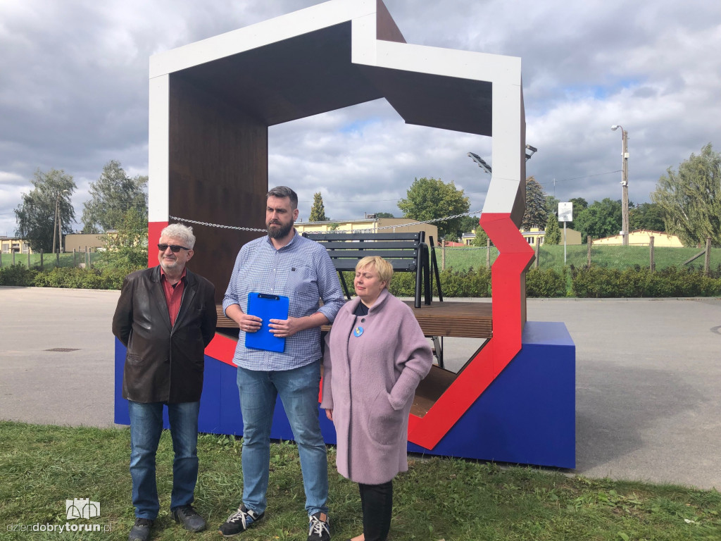 Konferencja radnych KO w sprawie ławeczki patriotycznej