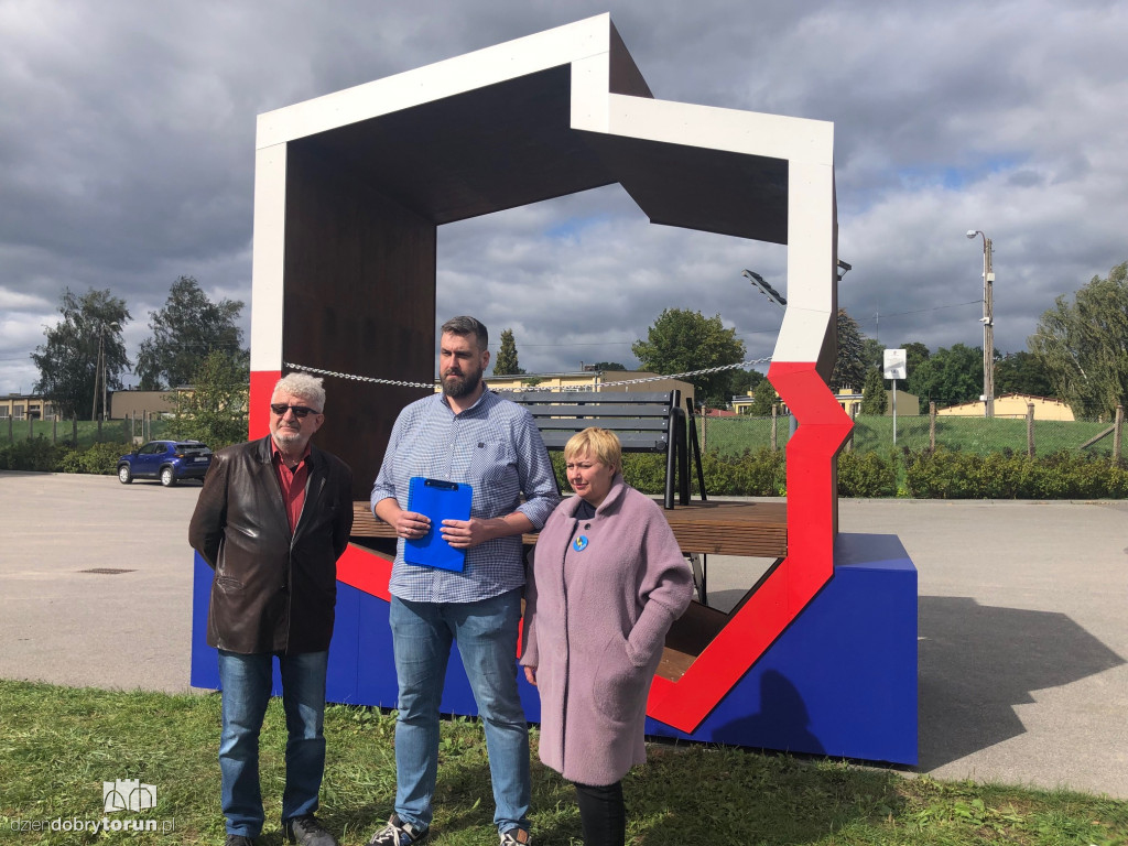 Konferencja radnych KO w sprawie ławeczki patriotycznej