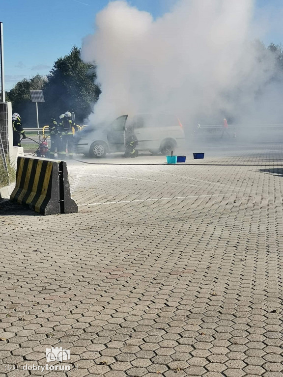 Na stacji paliw doszczętnie spłonął samochód