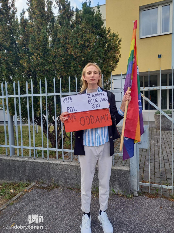 Protest w obronie zatrzymanej w Toruniu 17-latki