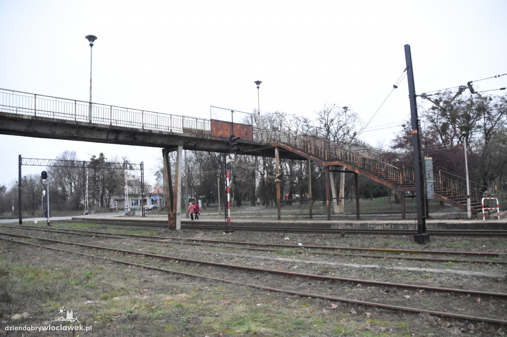 Zniszczona kładka dla pieszych w Aleksandrowie