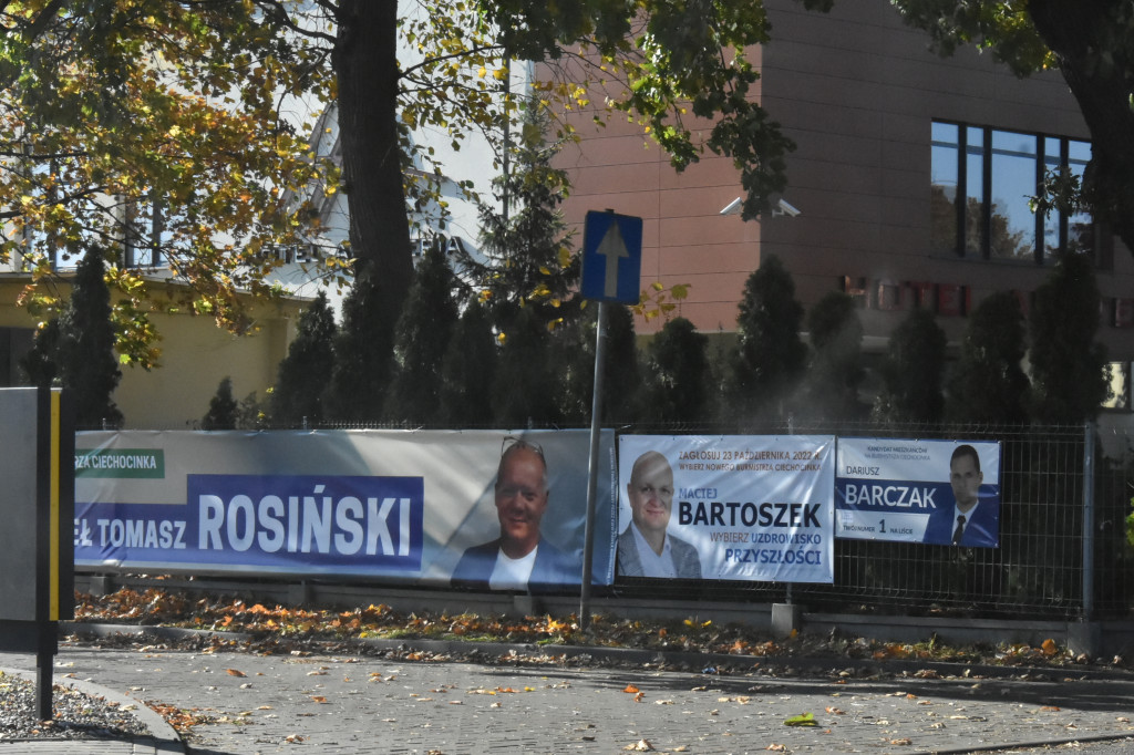 Mnóstwo banerów wyborczych w Ciechocinku