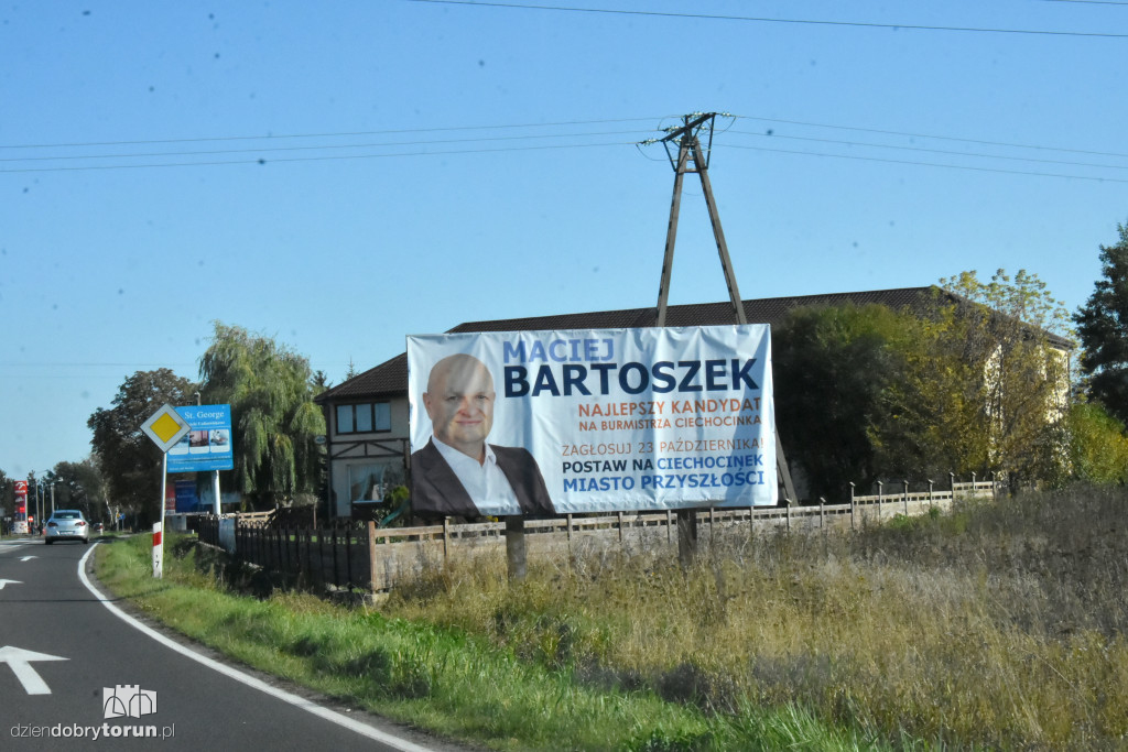 Mnóstwo banerów wyborczych w Ciechocinku