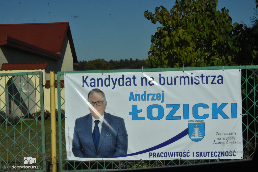 Mnóstwo banerów wyborczych w Ciechocinku