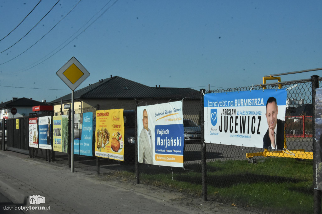 Mnóstwo banerów wyborczych w Ciechocinku