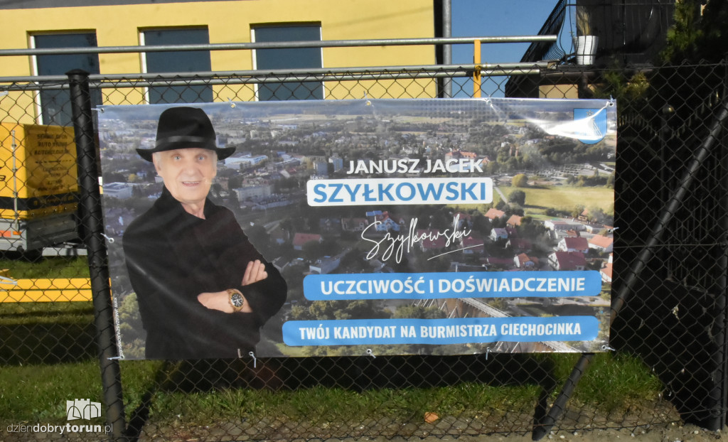 Mnóstwo banerów wyborczych w Ciechocinku