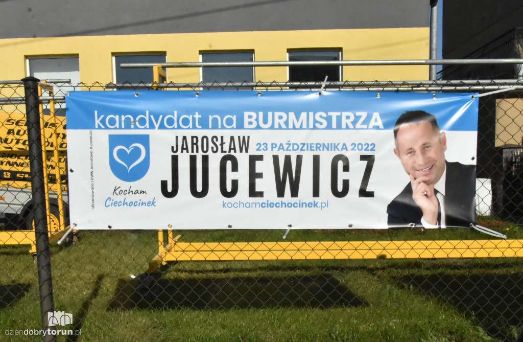 Mnóstwo banerów wyborczych w Ciechocinku