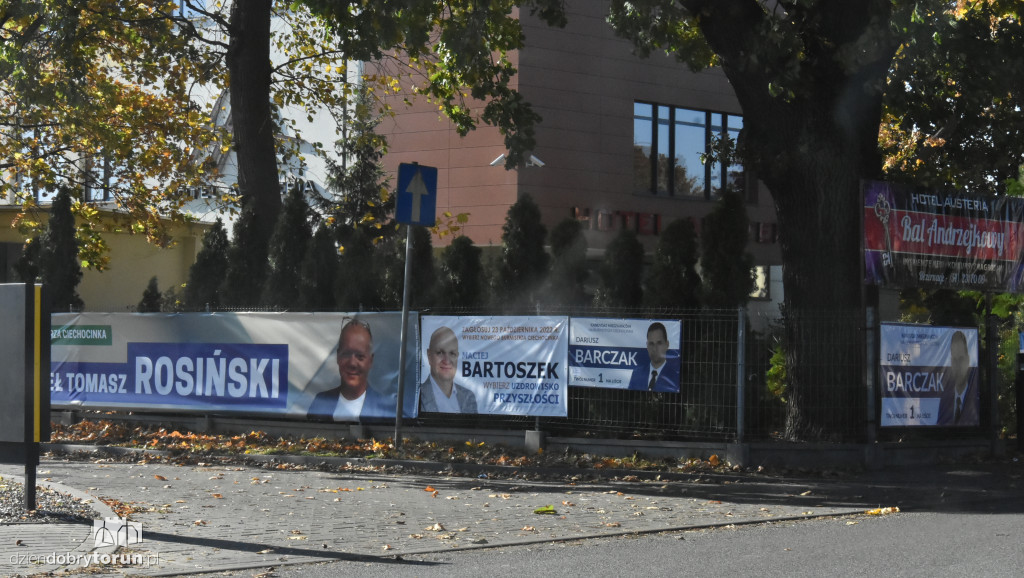 Mnóstwo banerów wyborczych w Ciechocinku