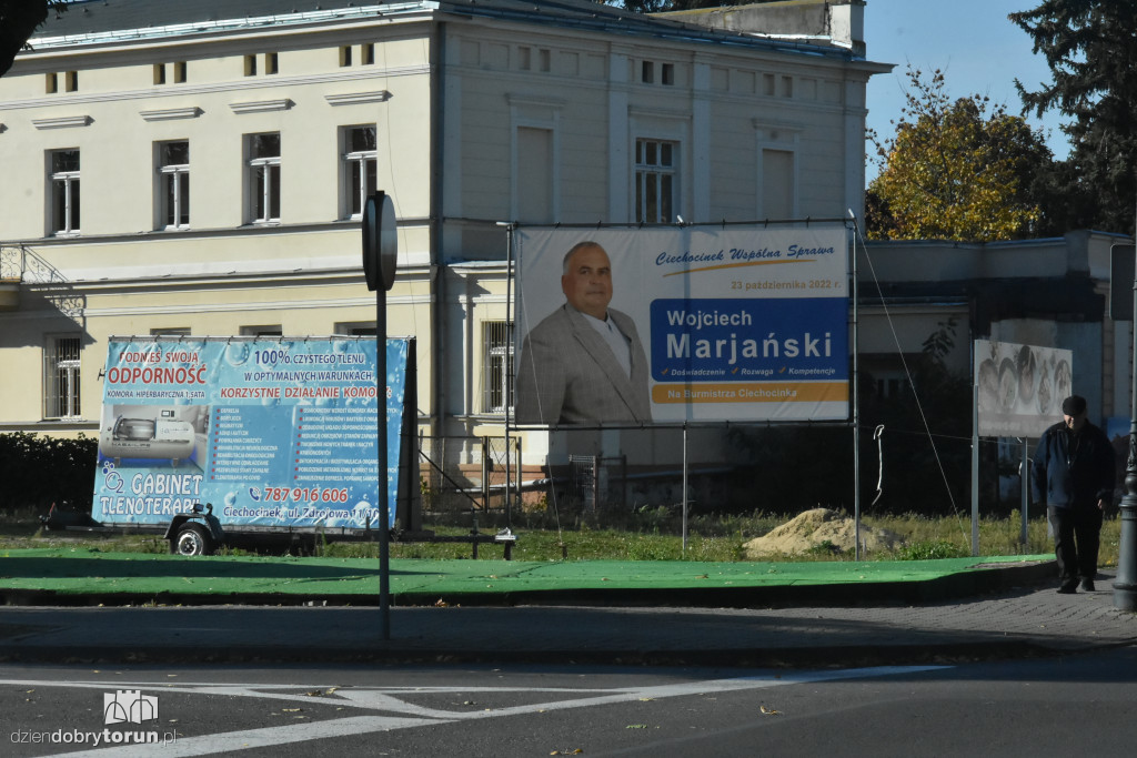 Mnóstwo banerów wyborczych w Ciechocinku