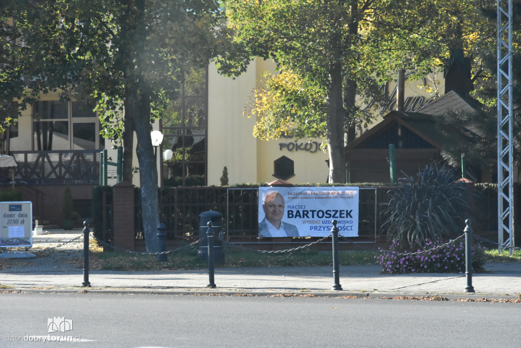 Mnóstwo banerów wyborczych w Ciechocinku