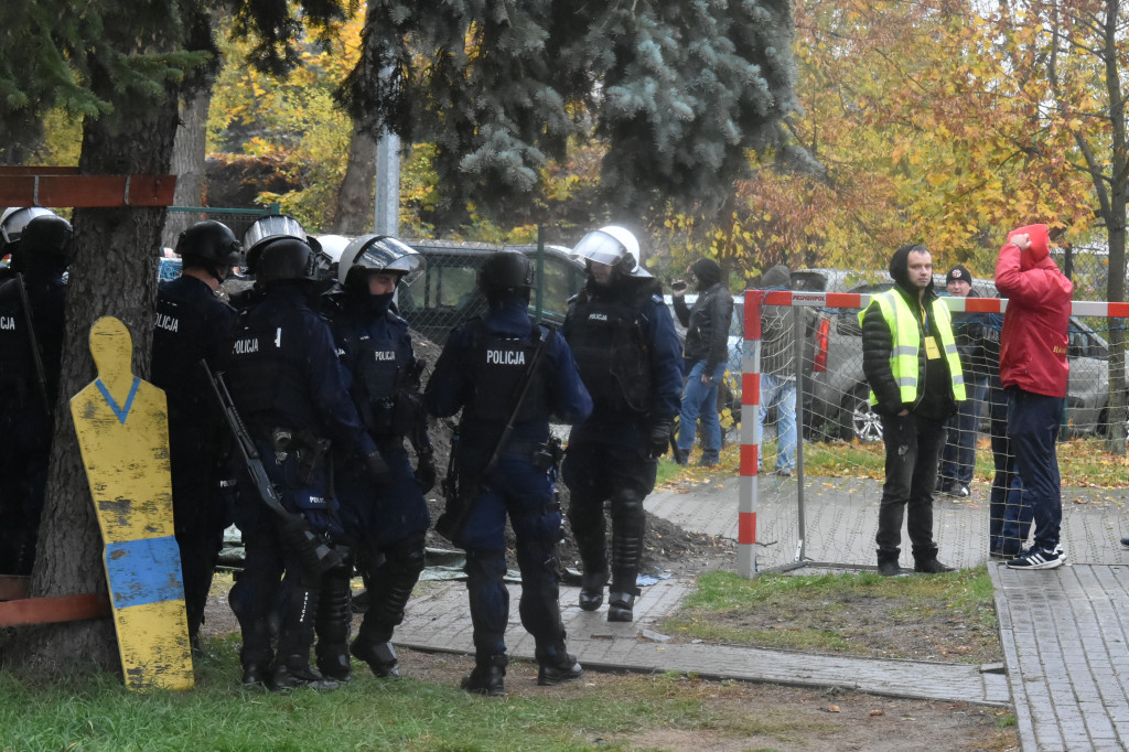 Mnóstwo policjantów na meczu Elany Toruń