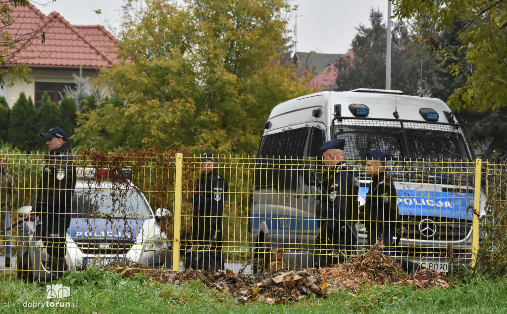 Mnóstwo policjantów na meczu Elany Toruń