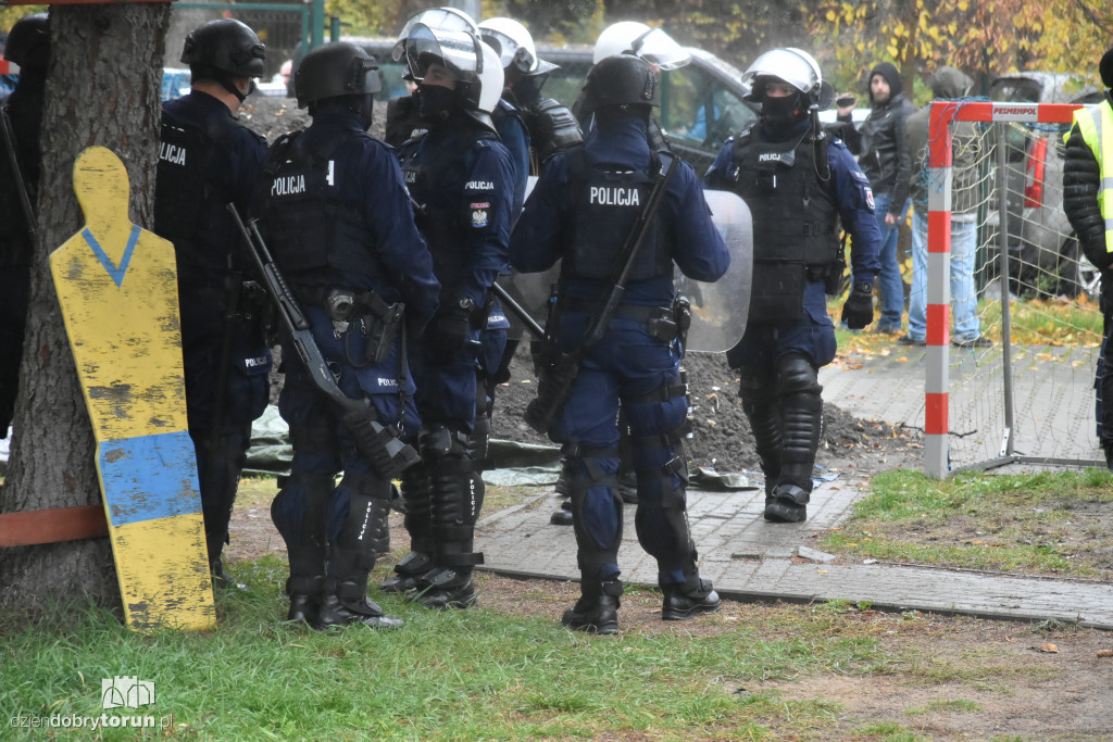 Mnóstwo policjantów na meczu Elany Toruń