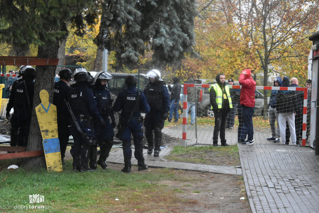 Mnóstwo policjantów na meczu Elany Toruń