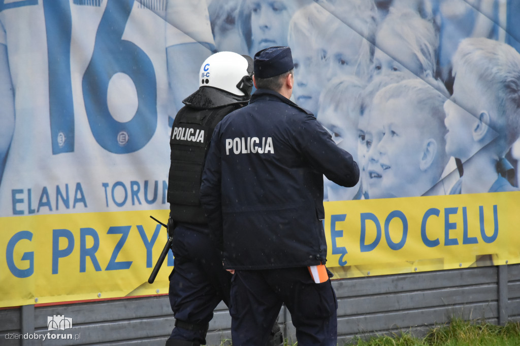 Mnóstwo policjantów na meczu Elany Toruń