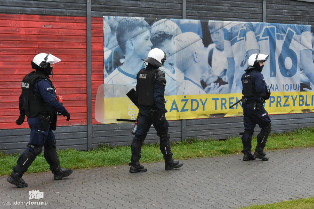 Mnóstwo policjantów na meczu Elany Toruń