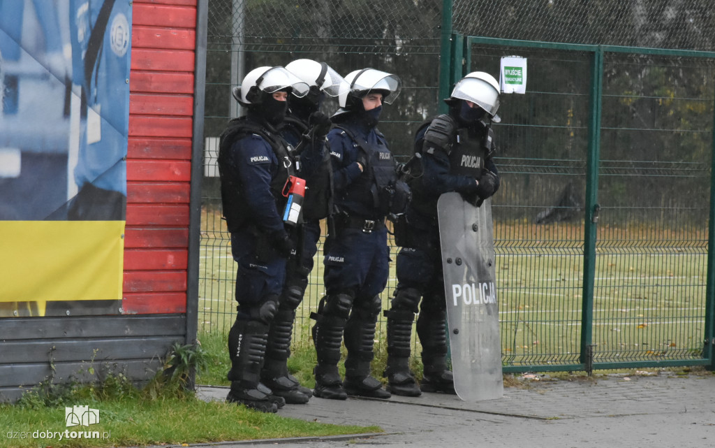 Mnóstwo policjantów na meczu Elany Toruń