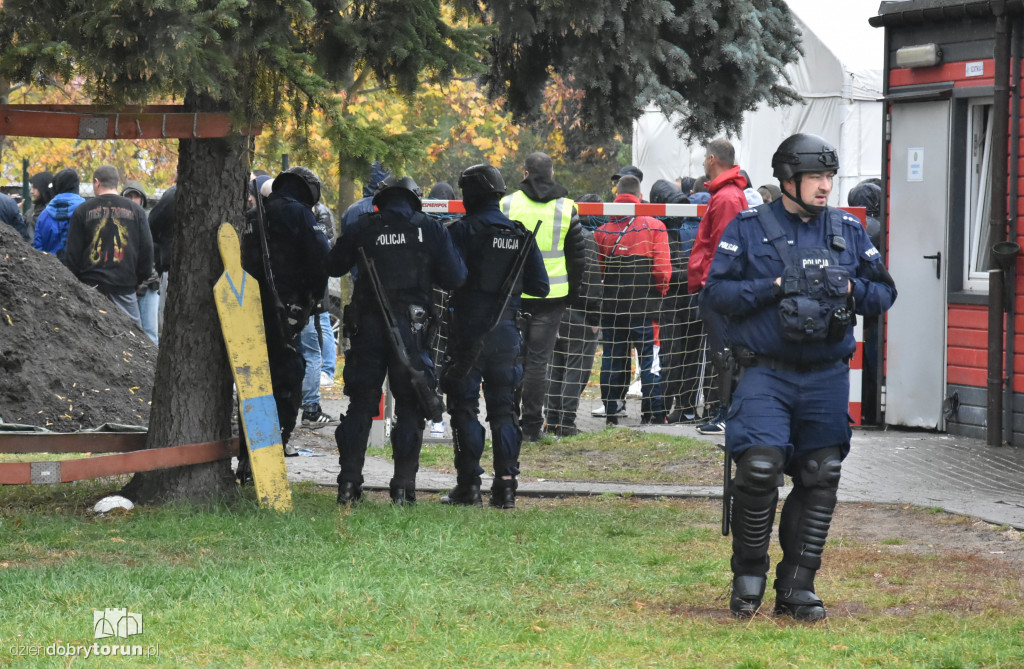 Mnóstwo policjantów na meczu Elany Toruń