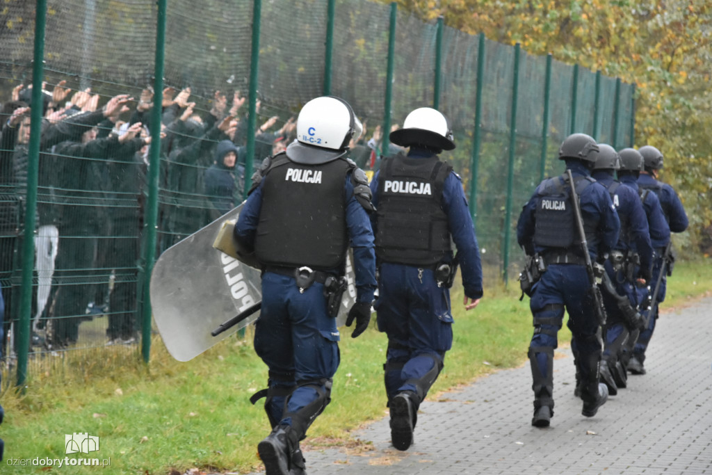 Mnóstwo policjantów na meczu Elany Toruń