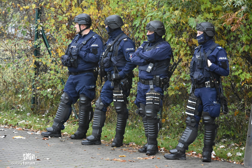 Mnóstwo policjantów na meczu Elany Toruń