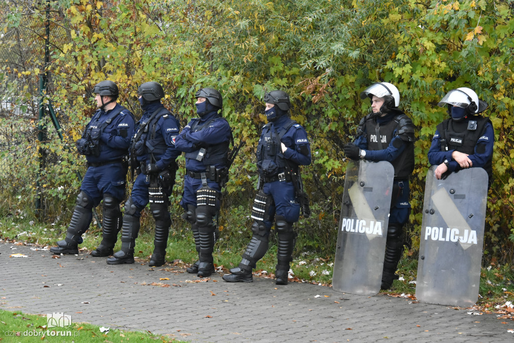 Mnóstwo policjantów na meczu Elany Toruń