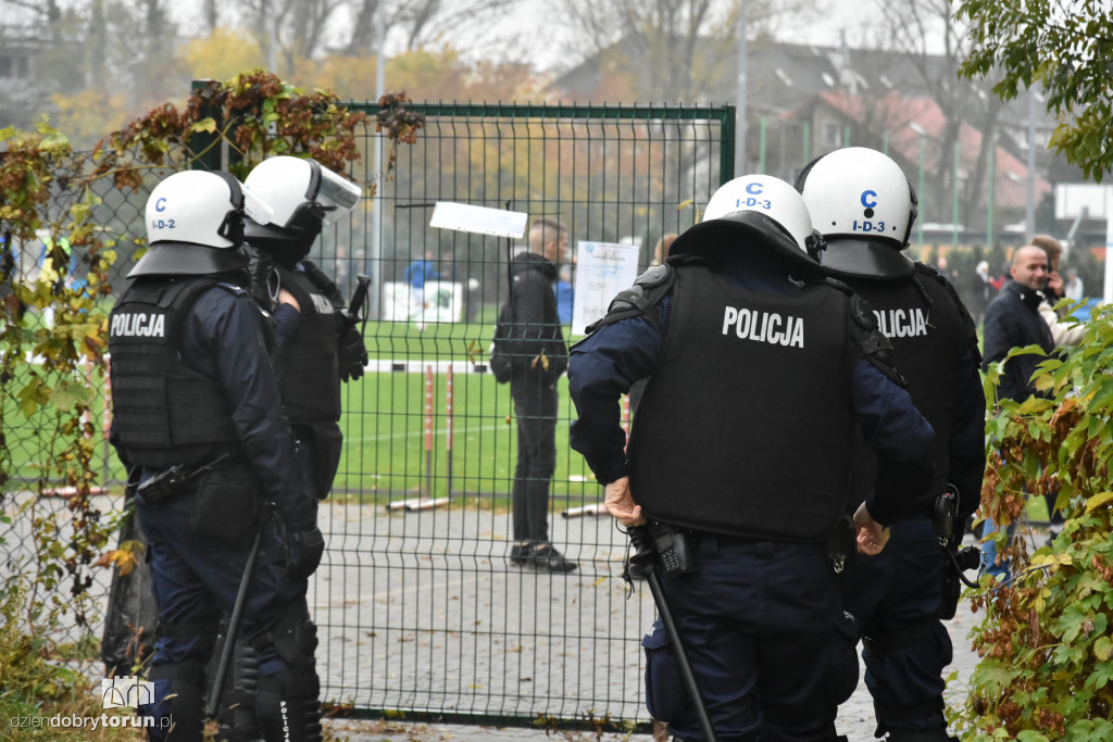 Mnóstwo policjantów na meczu Elany Toruń