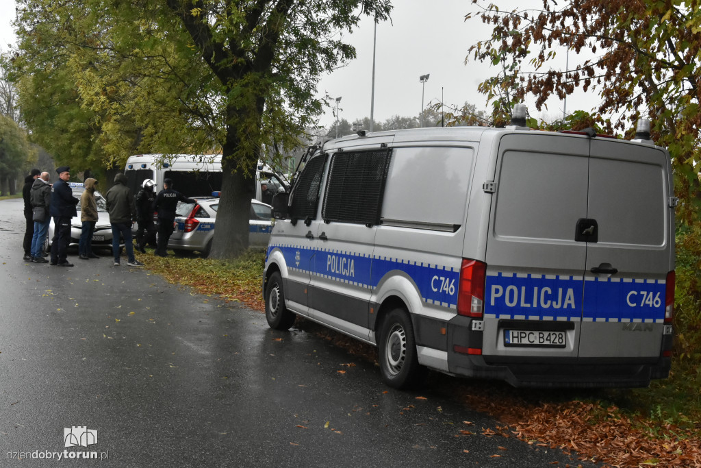 Mnóstwo policjantów na meczu Elany Toruń