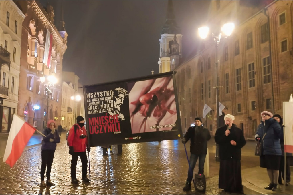 Różaniec pod pomnikiem Kopernika