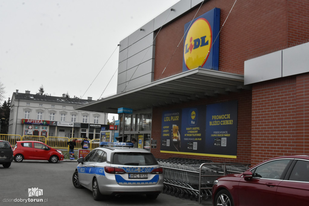 Pikieta pod supermarketem Lidl w Toruniu
