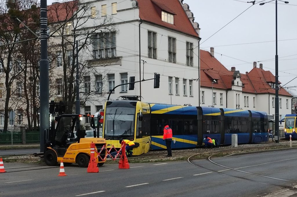 Tramwaj wyjechał z torów przy Sienkiewicza