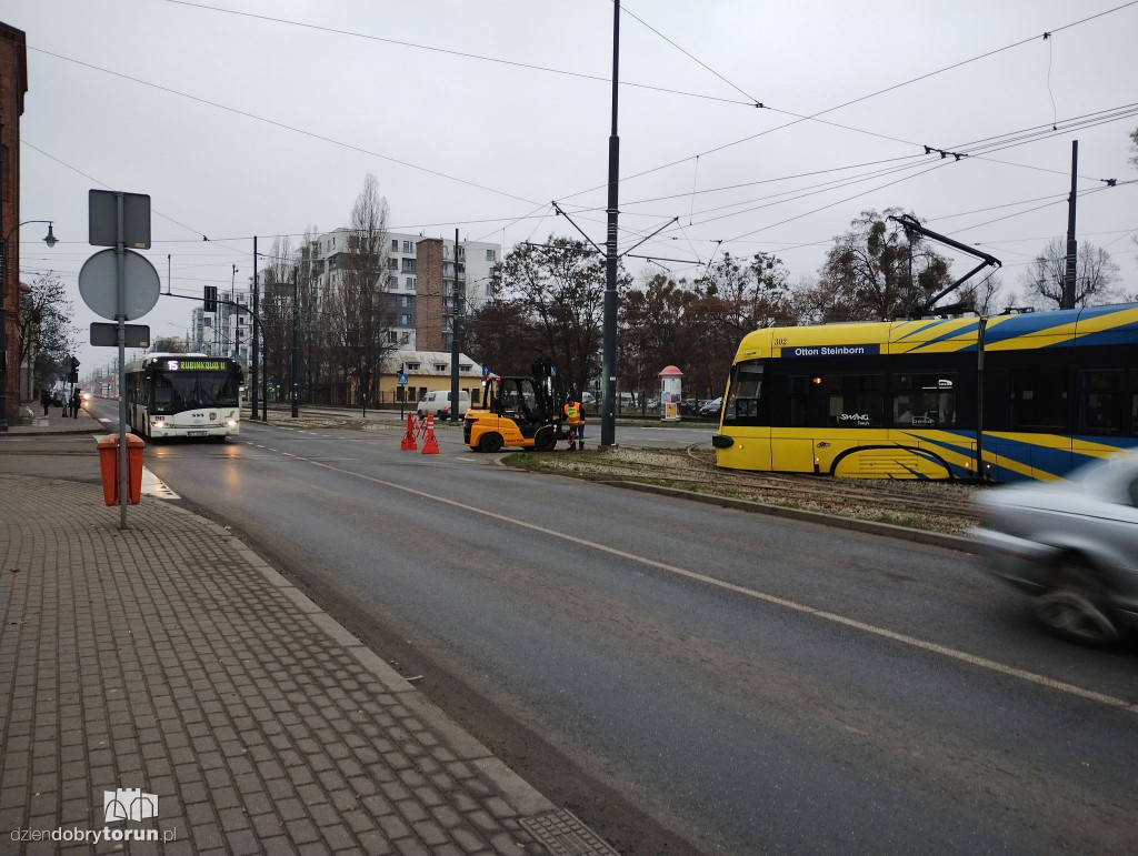 Tramwaj wyjechał z torów przy Sienkiewicza