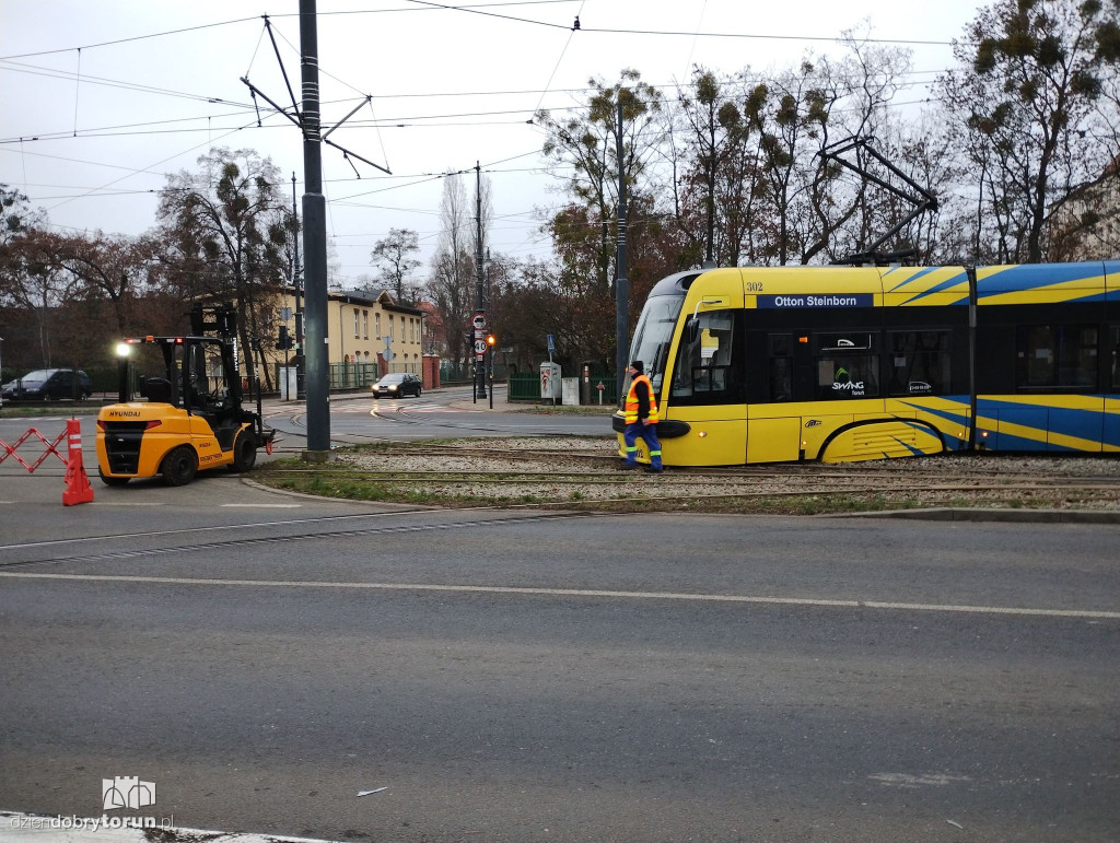 Tramwaj wyjechał z torów przy Sienkiewicza