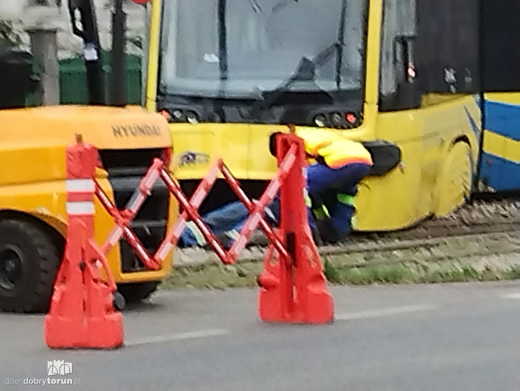 Tramwaj wyjechał z torów przy Sienkiewicza