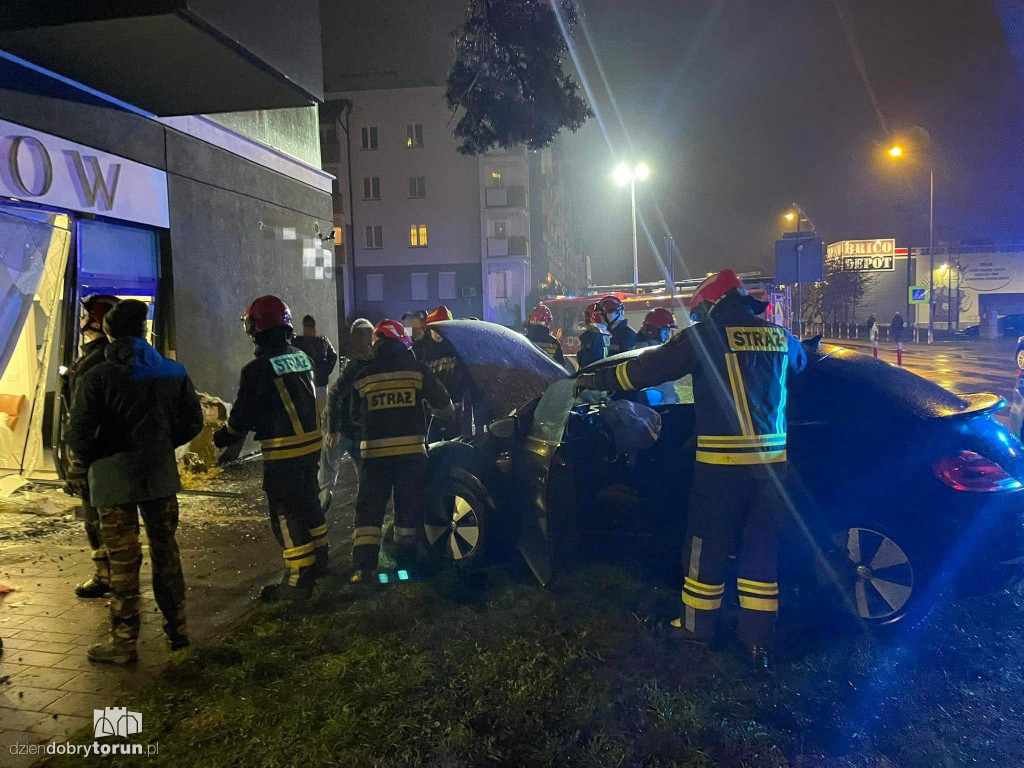 Toruń: osobówka wjechała w witrynę salonu urody