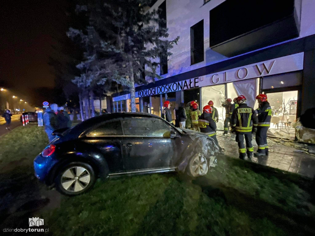 Toruń: osobówka wjechała w witrynę salonu urody