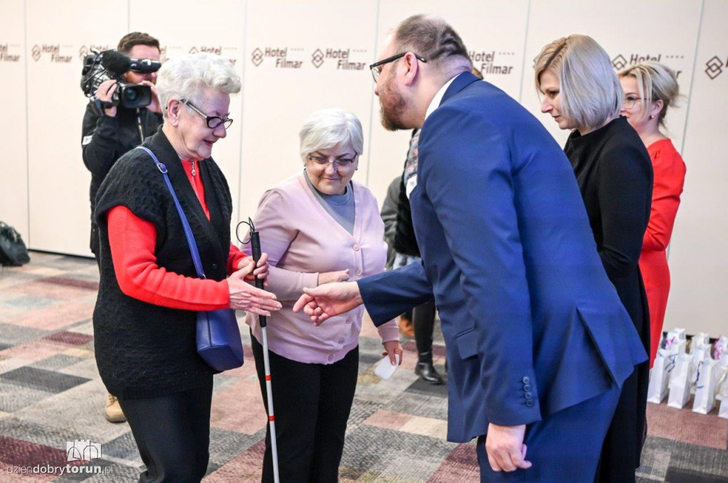 Opaski ratujące życie dla toruńskich seniorów