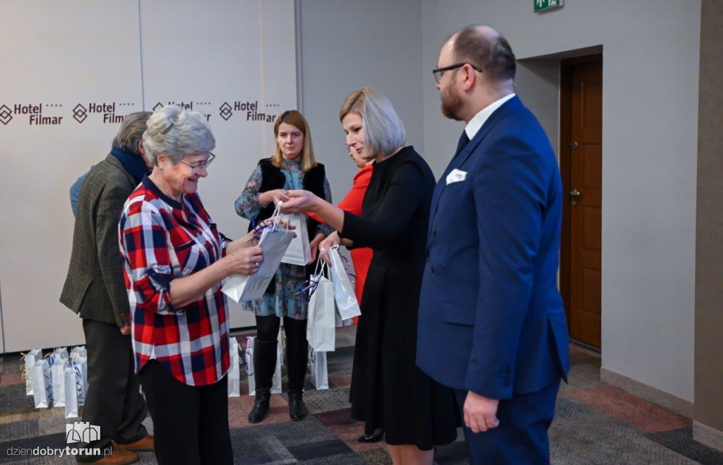 Opaski ratujące życie dla toruńskich seniorów