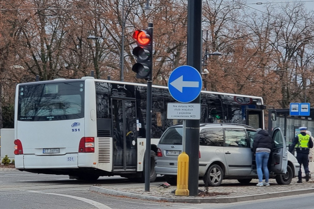 Autobus MZK zderzył się z osobówką